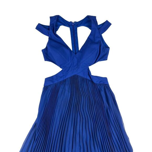 Mignon - Window Back Gown in Royal Blue - Picture 2 of 6